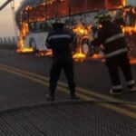 Incendio de autobús en el puente Angostura: causas aún desconocidas.