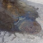 Colapso del drenaje de aguas negras inundan la carrera Roma
